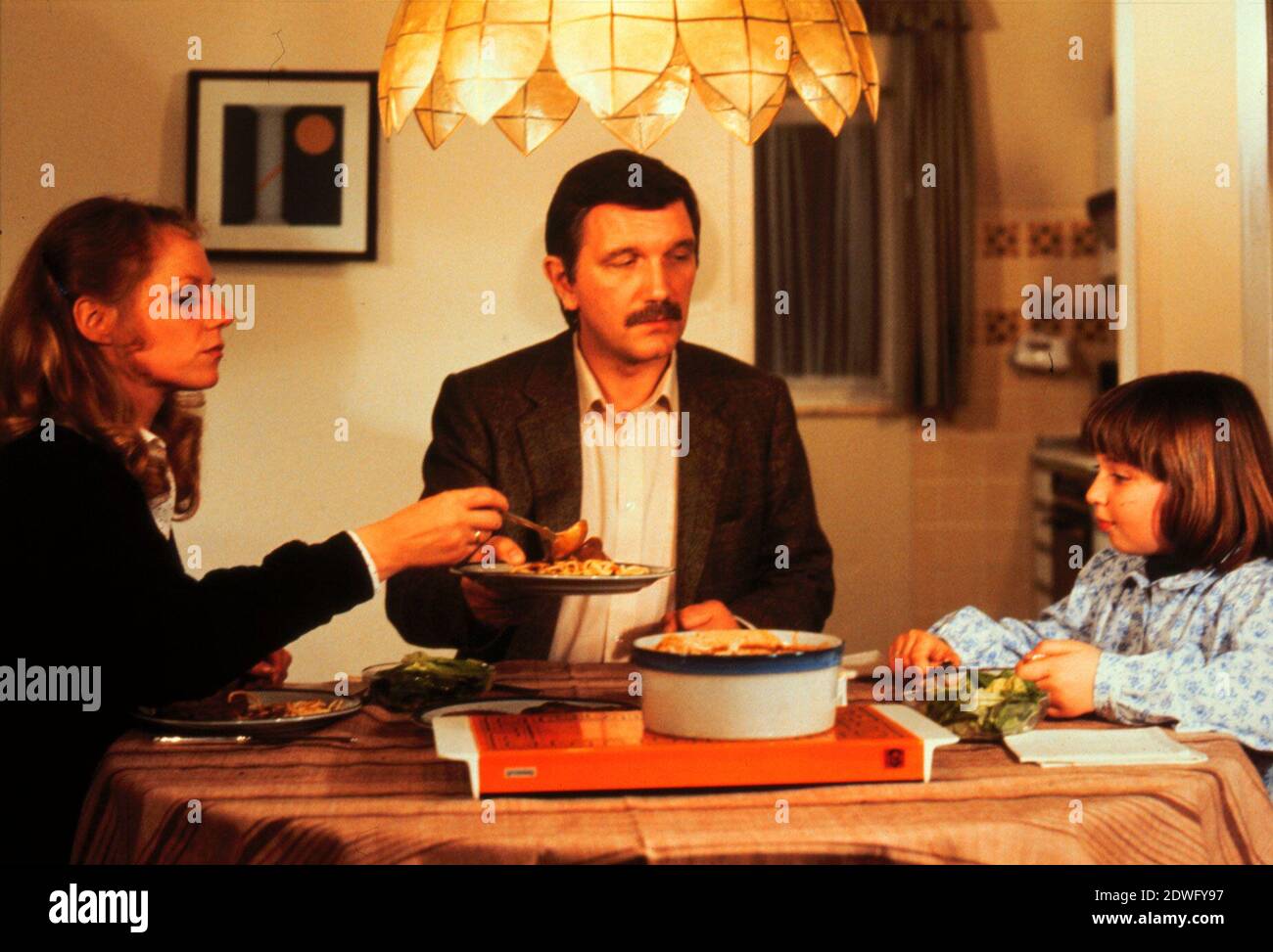 TATORT, ARD TV-Krimiserie, 1980, Folge: Kein Kinderspiel, Szene: Roswitha Wolf (ANGELIKA BENDER) Hat Schwierigkeiten mit ihrer 10jährigen Stieftochter Stefanie (JULIA HAINZL). Sie stiehlt, schwänzt die Schule, treibt sich herum und versucht ihren Stiefvater (KARL-HEINZ VON HASSEL) auf ihre Seite zu ziehen. ALS sie eines Tages nicht nach hause kommt, glauben alle, sie sei nur abgehauen. TATORT, ARD TV Crime series, 1980, episodio: Kein Kinderspiel, scena: ANGEILKA BENDER come Roswitha Wolf, KARL-HEINZ VON HASSEL come Rainer Wolf, JULIA HAINZL come Stefanie. Foto Stock