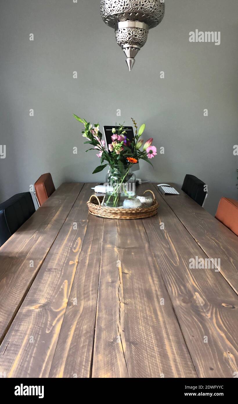 Vaso sul tavolo di legno a casa Foto stock - Alamy