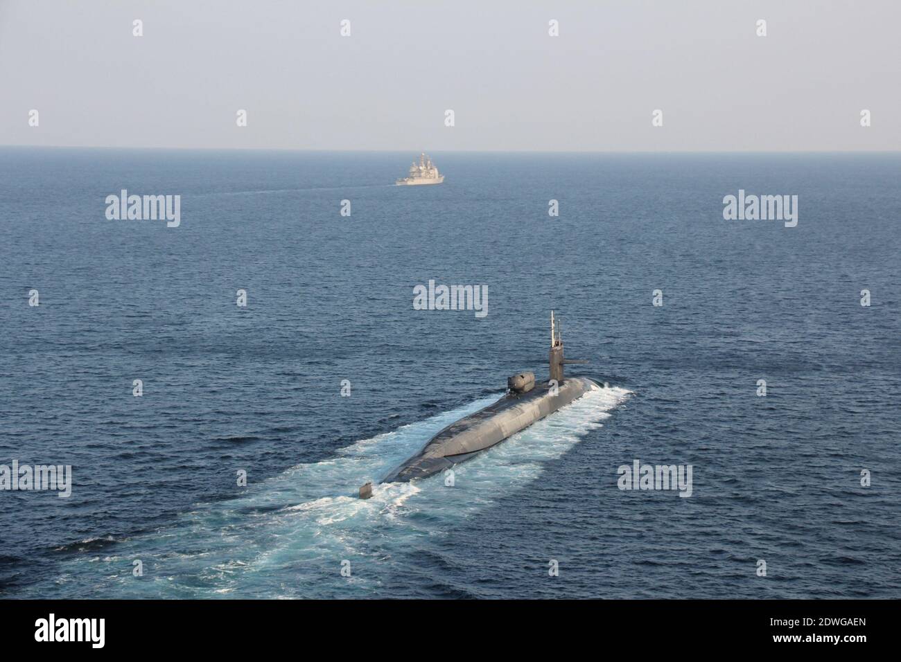 Handout foto del 21 dicembre 2020 del sottomarino missilistico guidato USS Georgia (SSGN 729), davanti, transita lo stretto di Hormuz con gli incrociatori missilistici guidati USS Port Royal (CG 73) e USS Philippine Sea (CG 58), Non picturedLa Marina statunitense sembra inviare un messaggio in Iran sotto forma di sottomarino missilistico guidato dotato di tremende truppe d'arma da fuoco e forse di operazioni speciali. Il sottomarino missilistico guidato USS Georgia di classe Ohio ha navigato nel Golfo Persico lunedì. Per la prima volta in otto anni, la Marina ha annunciato la presenza di un sottomarino a missili guidati nei pers Foto Stock