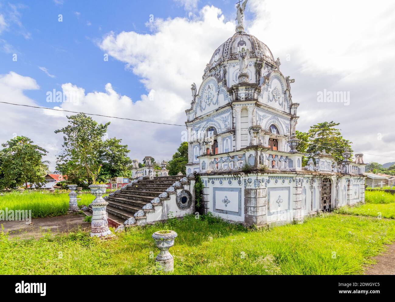 Il mausoleo ornato della famiglia Escano a Malitbog, Leyte meridionale, Filippine Foto Stock