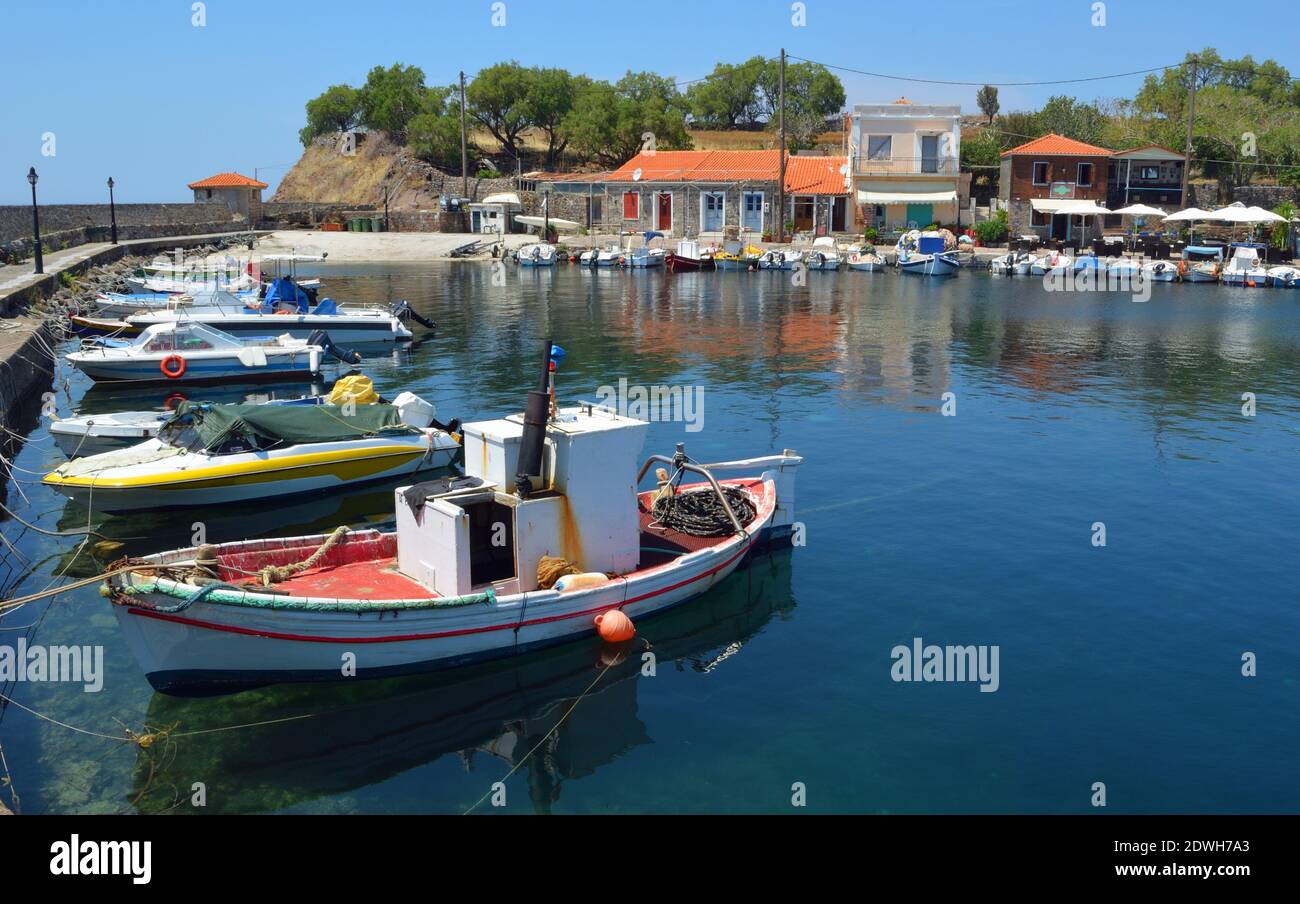Porto di Molyvos con le sue barche da pesca sulla costa settentrionale Sull'isola di Lesvos, Grecia Foto Stock