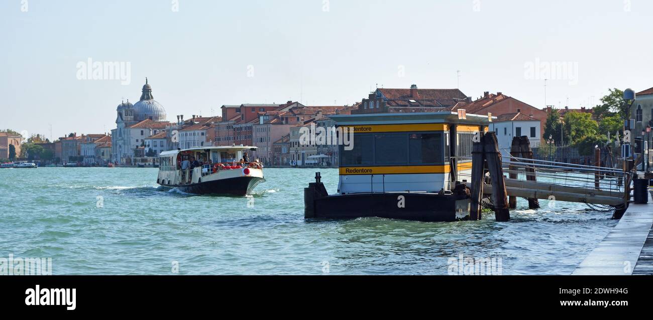 Fermata del vaporetto Redentore sull'Isola di Giudecca Venezia, con vaporetto. Foto Stock