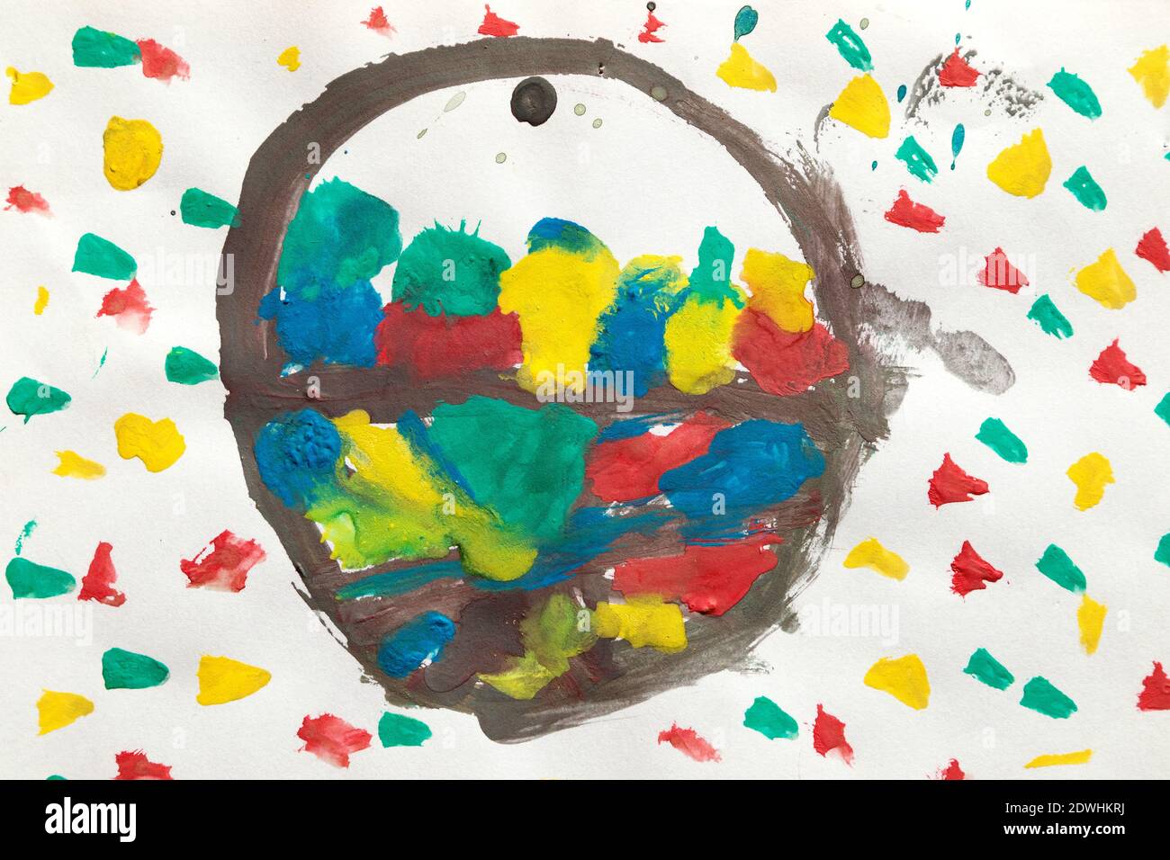 Disegno di bambino di sette anni, uova colorate per Pasqua in cestino. Foto Stock
