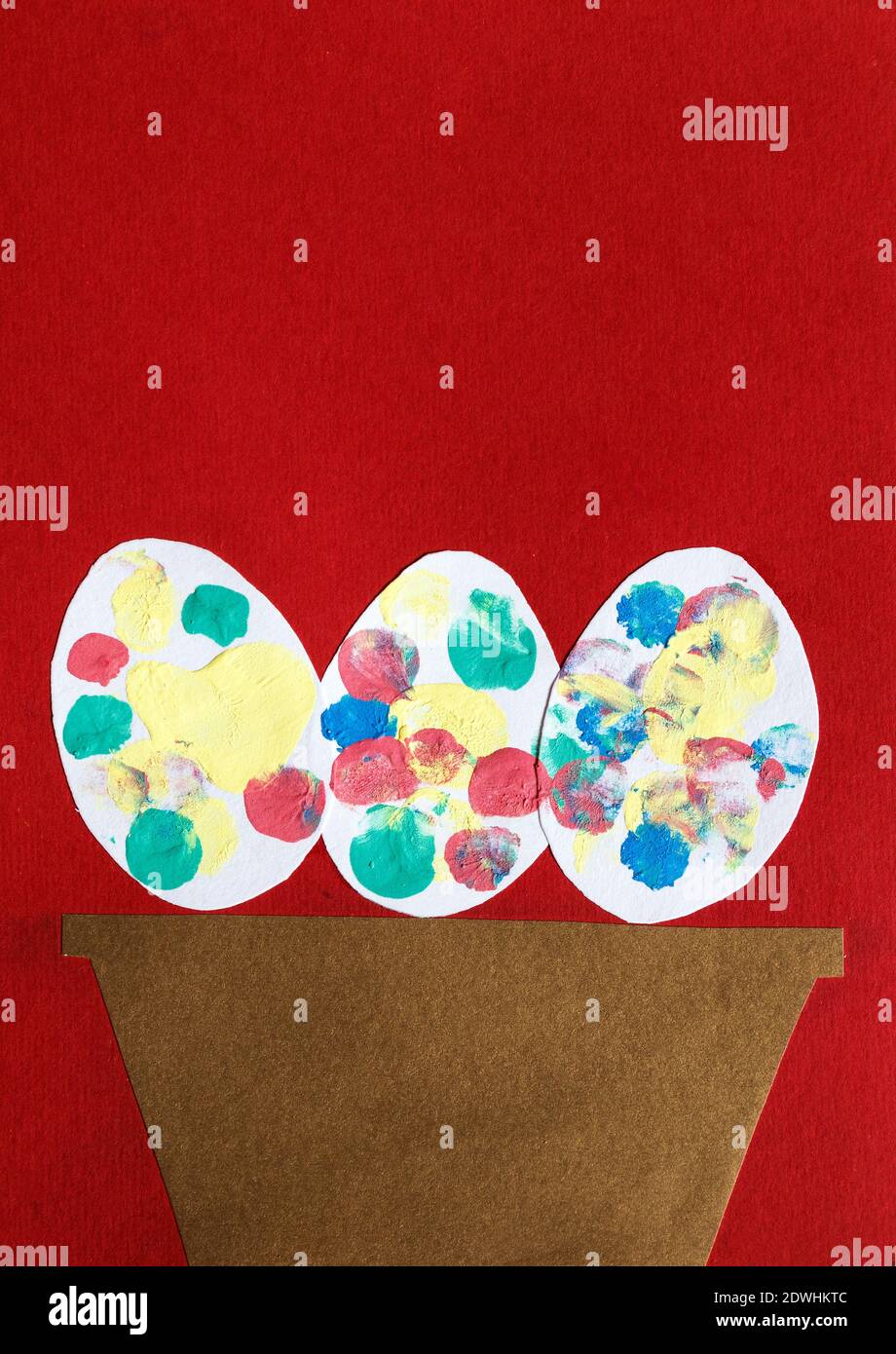 Disegno del bambino di sette anni, uova colorate per Pasqua. Foto Stock