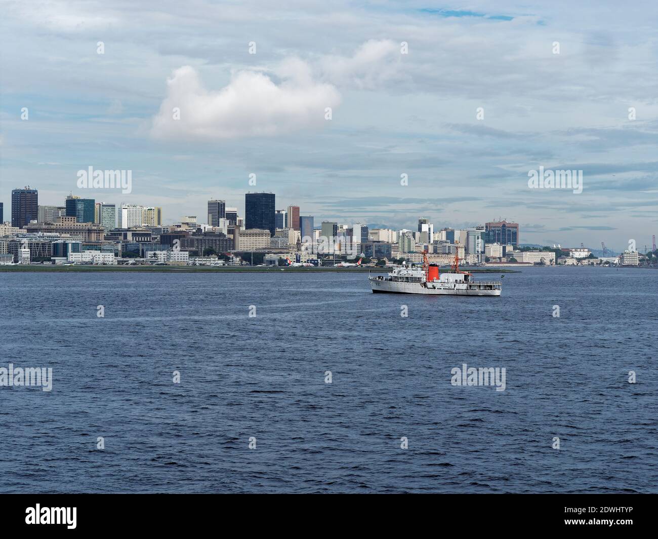 La nave oceanografica Sirius della Marina giapponese ormeggiata di fronte all'aeroporto Santos Dumont, ai margini della città di Rio de Janeiro. Foto Stock