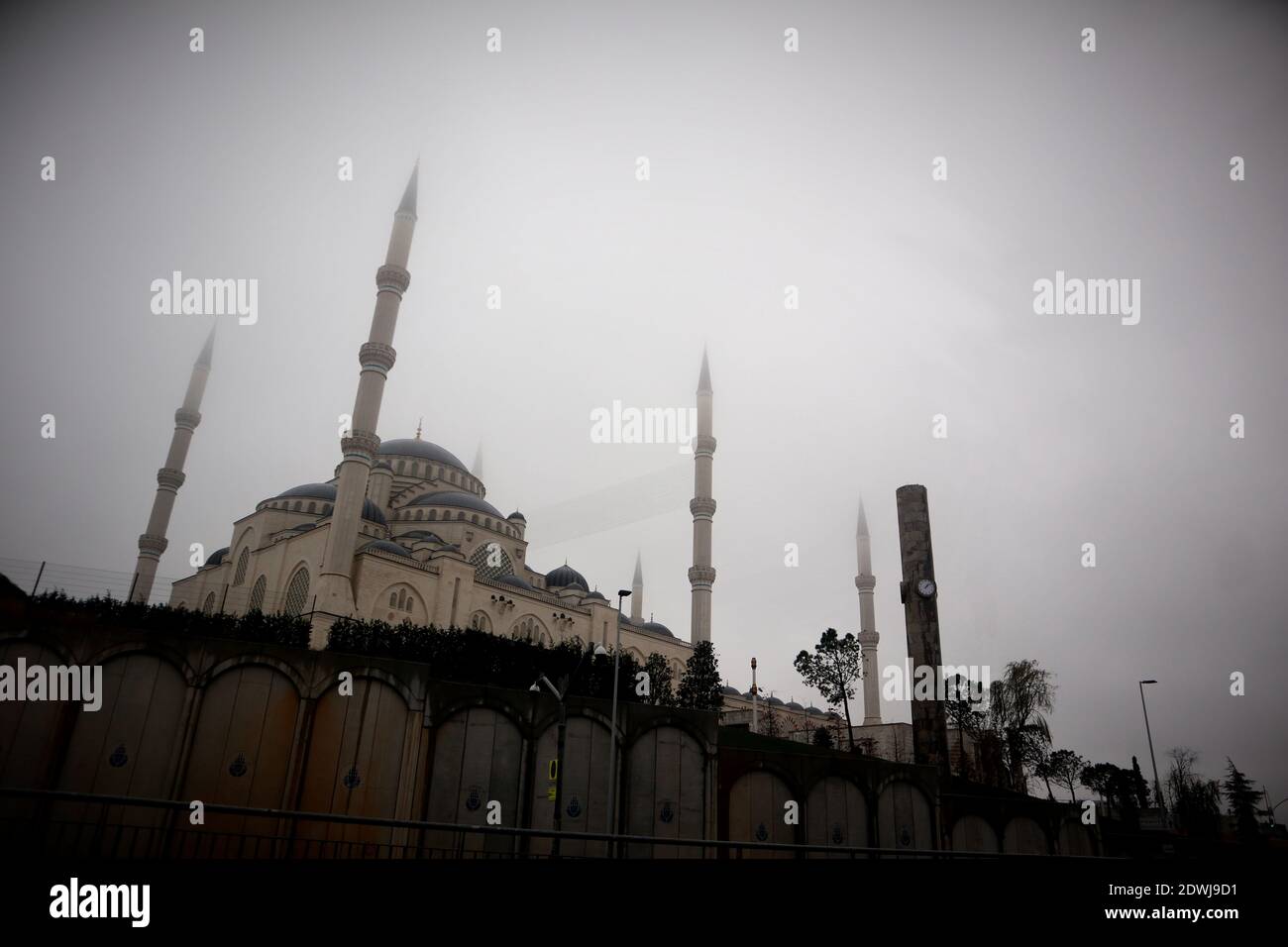 Una grande moschea neo-ottomana con sei minareti su una collina sulla riva asiatica di Istanbul. I minareti scompaiono nella nebbia del tempo tormentoso. Foto Stock