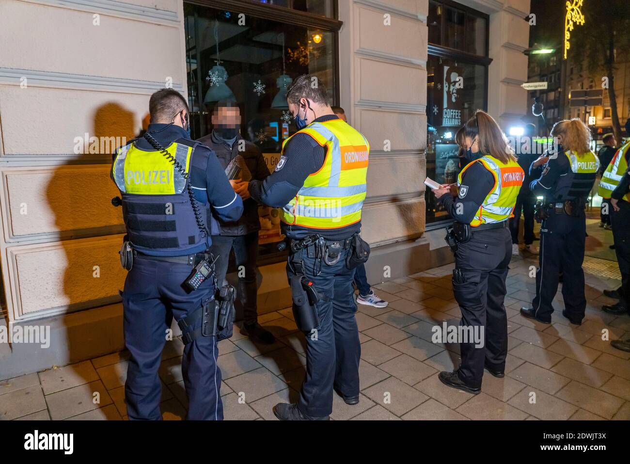 Cooperazione dell'ufficio dell'ordine pubblico e della polizia, controllo se le regole di Corona sono osservate, le persone non hanno avuto maschere su quando incontrate, e co Foto Stock