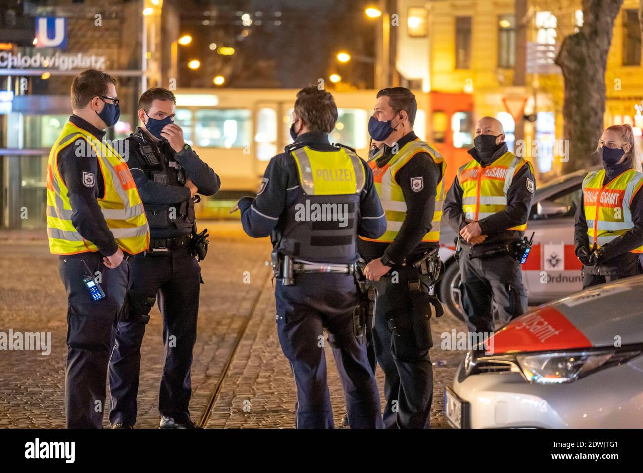 Cooperazione con l'ufficio dell'ordine pubblico e la polizia, verifica del rispetto delle norme Corona, briefing, maschere obbligatorie, meeti di gruppo Foto Stock