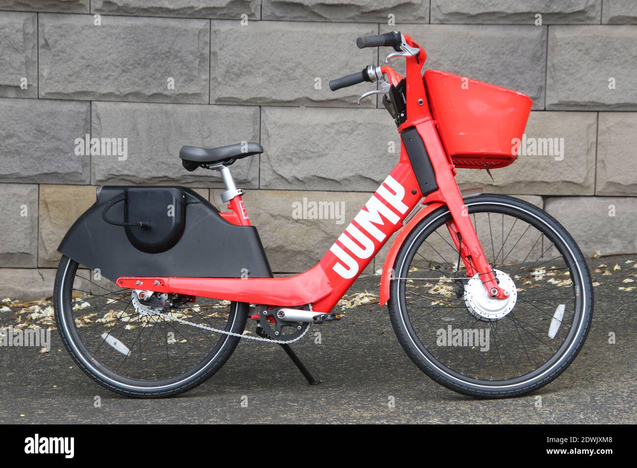 Una condivisione Jump Electric bike su una strada a Rose Bay, Sydney, NSW, Australia. Foto Stock