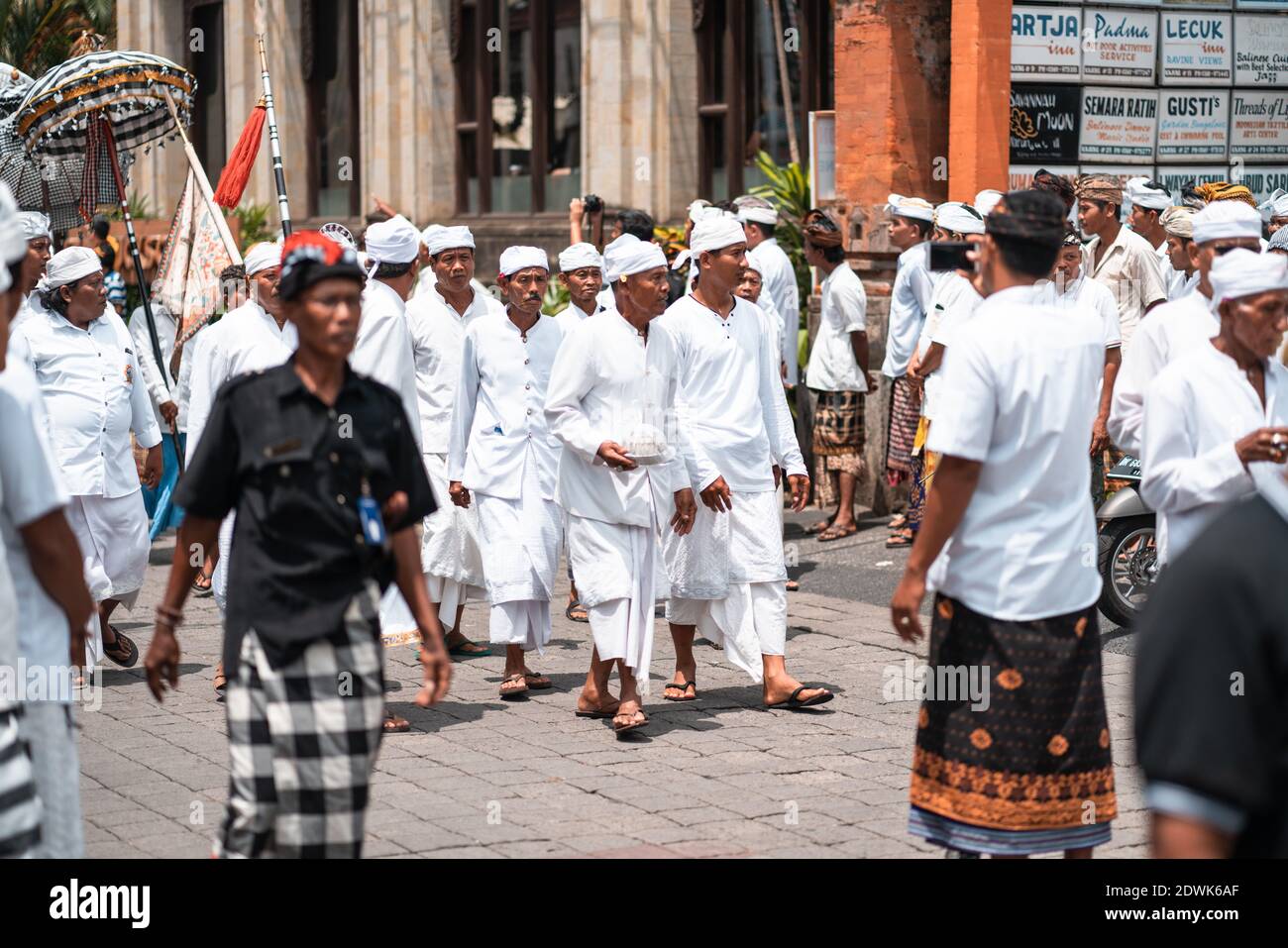 Galungan Vacanze. Festa processione in abiti bianchi. Isola di Bali, Indonesia. 26.12.2018. Foto Stock