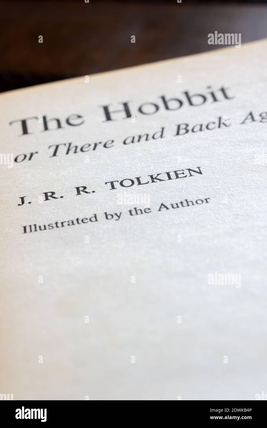 Una pagina del titolo dell'edizione vintage del libro cartaceo di The Hobbit scritta da J.R.R. Tolkien una storia classica per bambini che è stata in stampa per oltre 81 anni Foto Stock