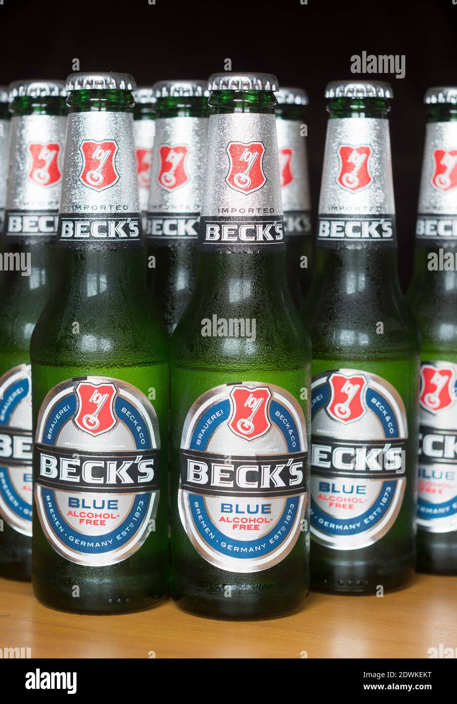 Bottiglie di birra senza alcool blu di Beck. Foto Stock