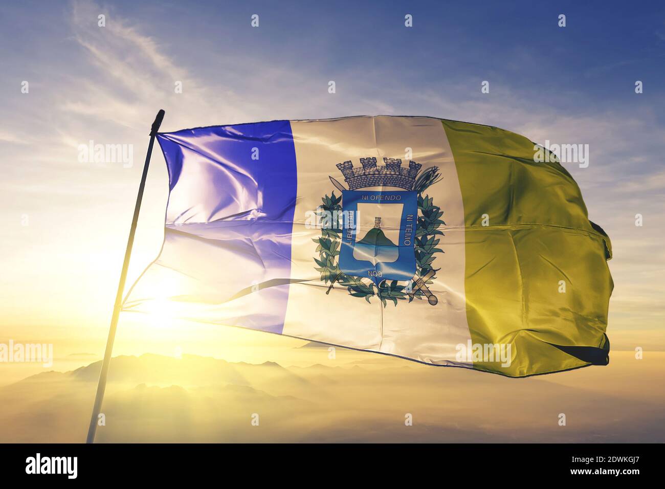 Montevideo dipartimento della bandiera Uruguay sventolando sulla cima alba nebbia Foto Stock