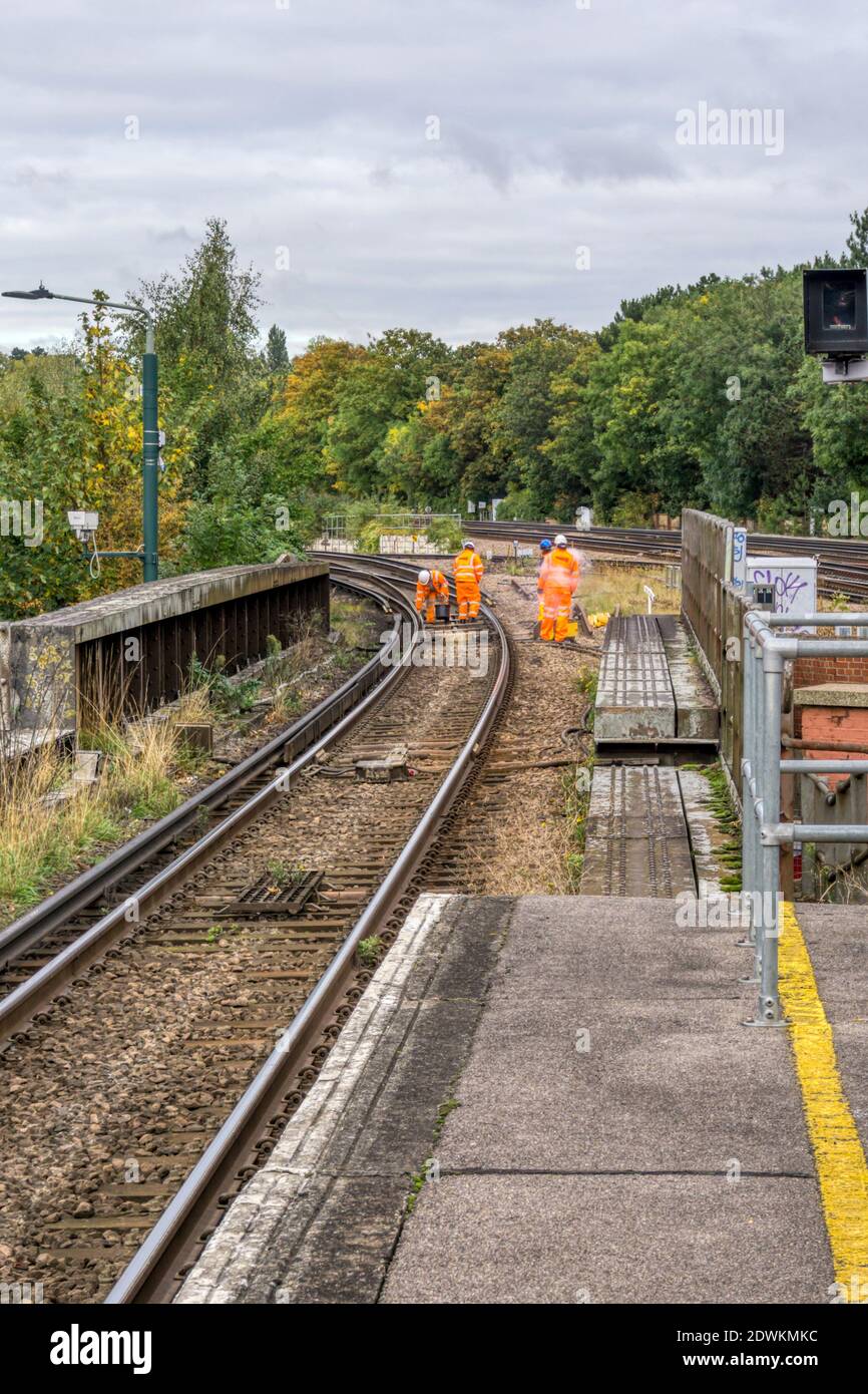 Lavoratori sulla linea ferroviaria nord-est per il centro di Londra fuori dalla stazione ferroviaria di Shortlands a Kent. Foto Stock