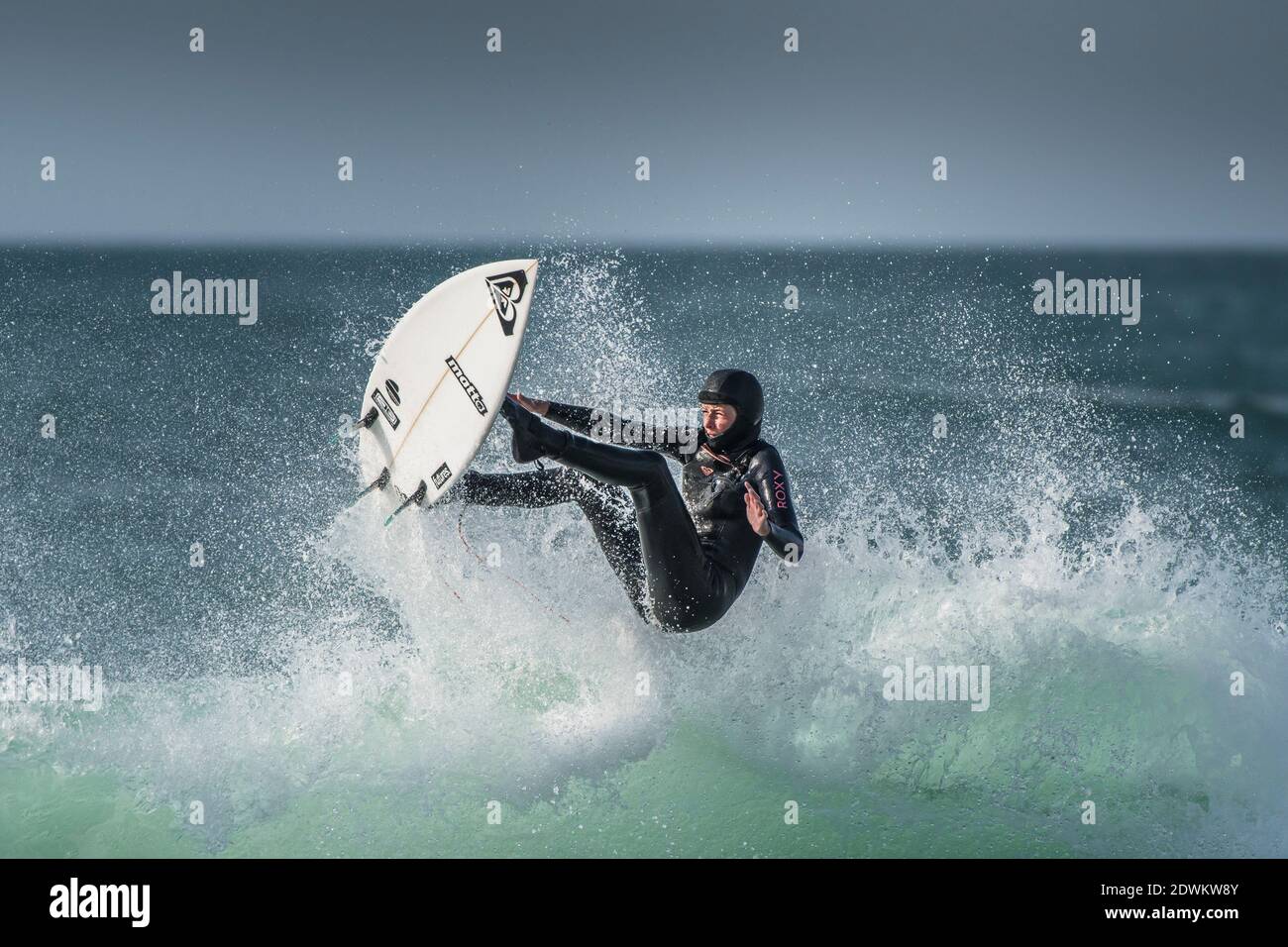 Un surfista che si dilata a Fistral a Newquay in Cornovaglia. Foto Stock