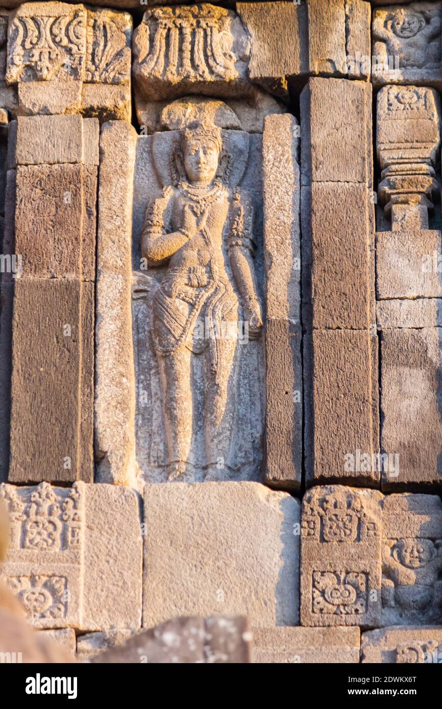 Bassorilievo negli antichi templi indù del tempio Prambanan a Giava, Indonesia Foto Stock