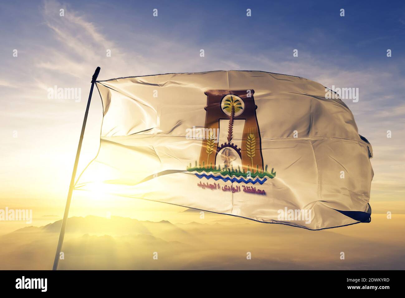 New Valley governatorato d'Egitto bandiera sventolare sulla cima nebbia all'alba Foto Stock