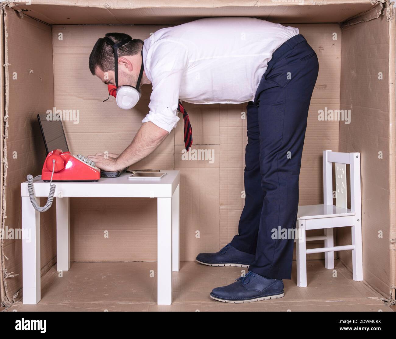 l'uomo d'affari prende una strana posizione di lavoro Foto Stock