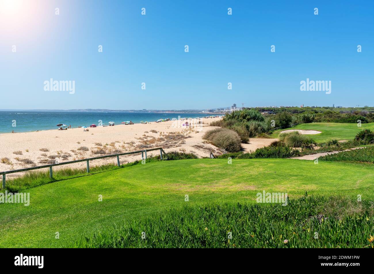 Resort spiagge di lusso, campi da golf con palme, con vista sul mare per i turisti a rilassarsi. Foto Stock