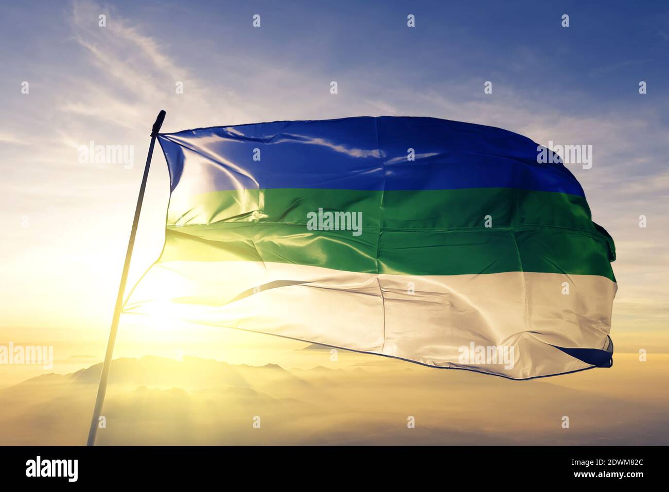 Bandiera della Repubblica di Russia Komi sventolando sull'alba nebbia Foto Stock