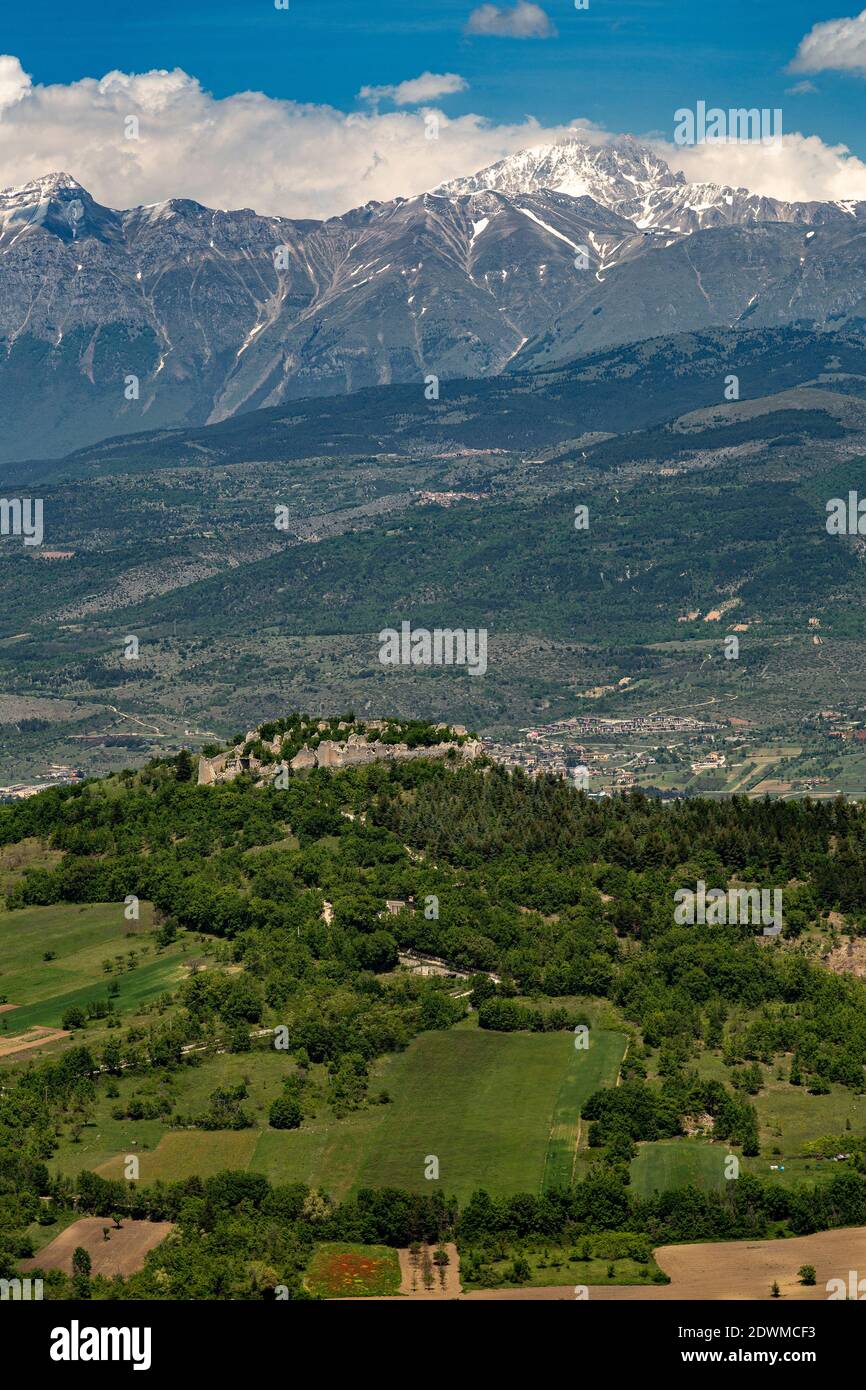 Alle spalle del castello di Ocre spicca la catena del Gran Sasso e, soprattutto, il Corno Grande. Parco Nazionale del Gran Sasso e Monti della Laga, Abruzzo, IT Foto Stock