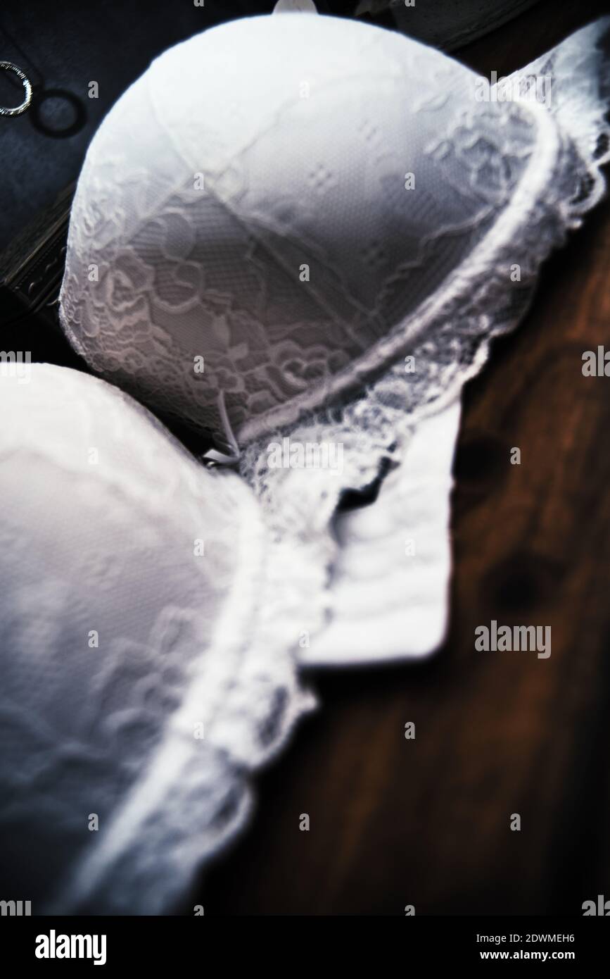 Primo piano del reggiseno bianco sul tavolo Foto Stock