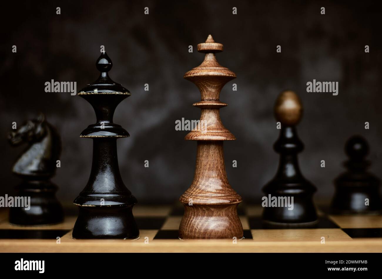 Closeup di scacchi king pezzo scacchiera su legno vintage scacchiera Foto Stock
