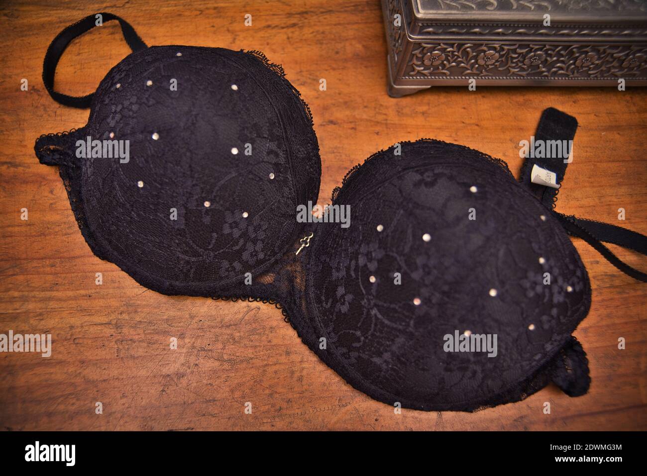 Primo piano del reggiseno nero sul tavolo Foto Stock