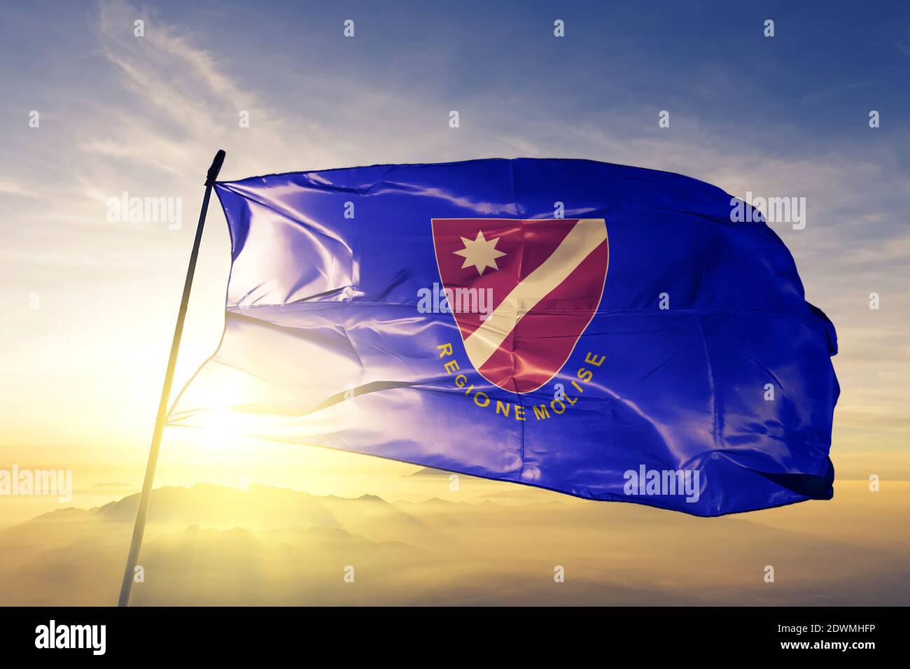 Molise, regione dell'Italia, bandiera che sventola sull'alba nebbia Foto Stock