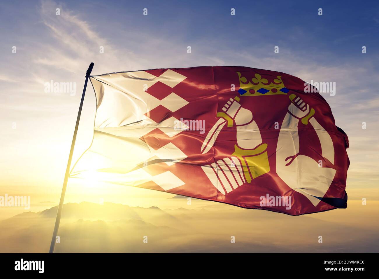 Regione della Carelia del Nord della Finlandia bandiera sventolante sulla cima nebbia all'alba Foto Stock