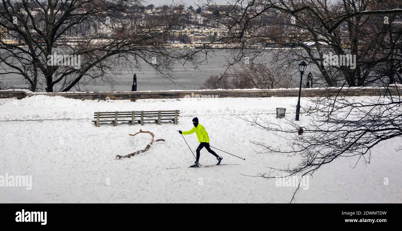 New York Stati Uniti. 2020. Sciatore donna che usa una pista da sci attraverso il Riverside Park coperto di neve, Manhattan, New York, sul lato superiore ovest, New York. Foto Stock