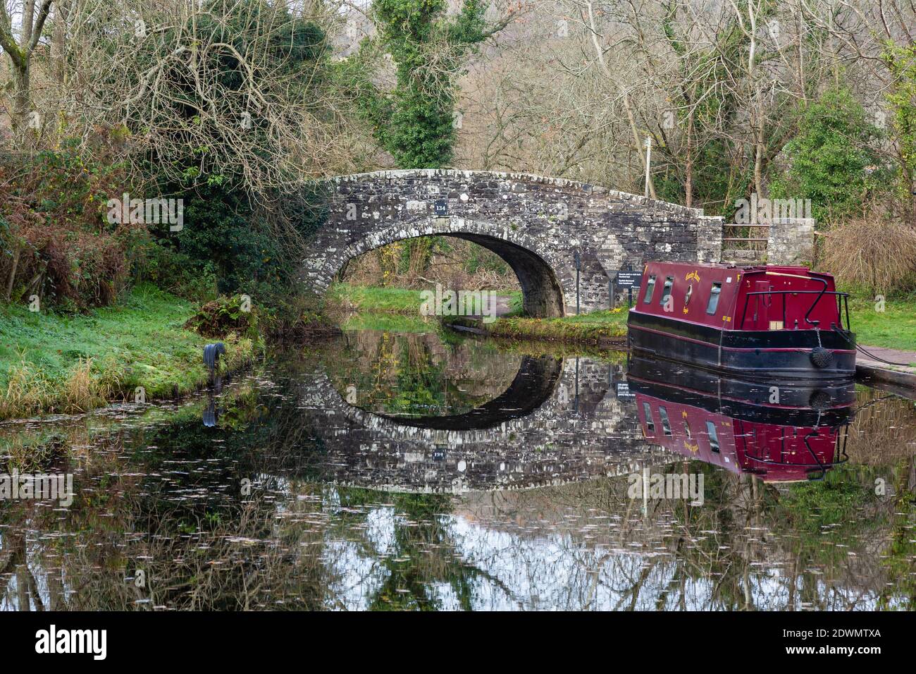 Ponte 134 sul Monboccuthshire e Brecon Canal, vicino a Llangynidr, Powys Foto Stock