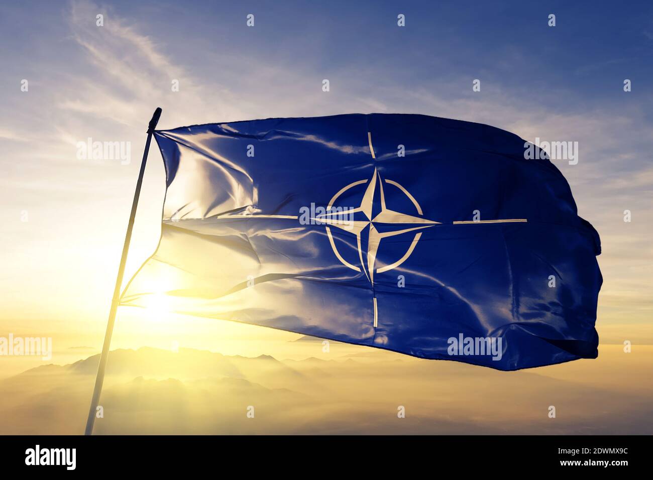 Organizzazione del Trattato Nord Atlantico NATO bandiera OTAN che svanisce sul in alto Foto Stock