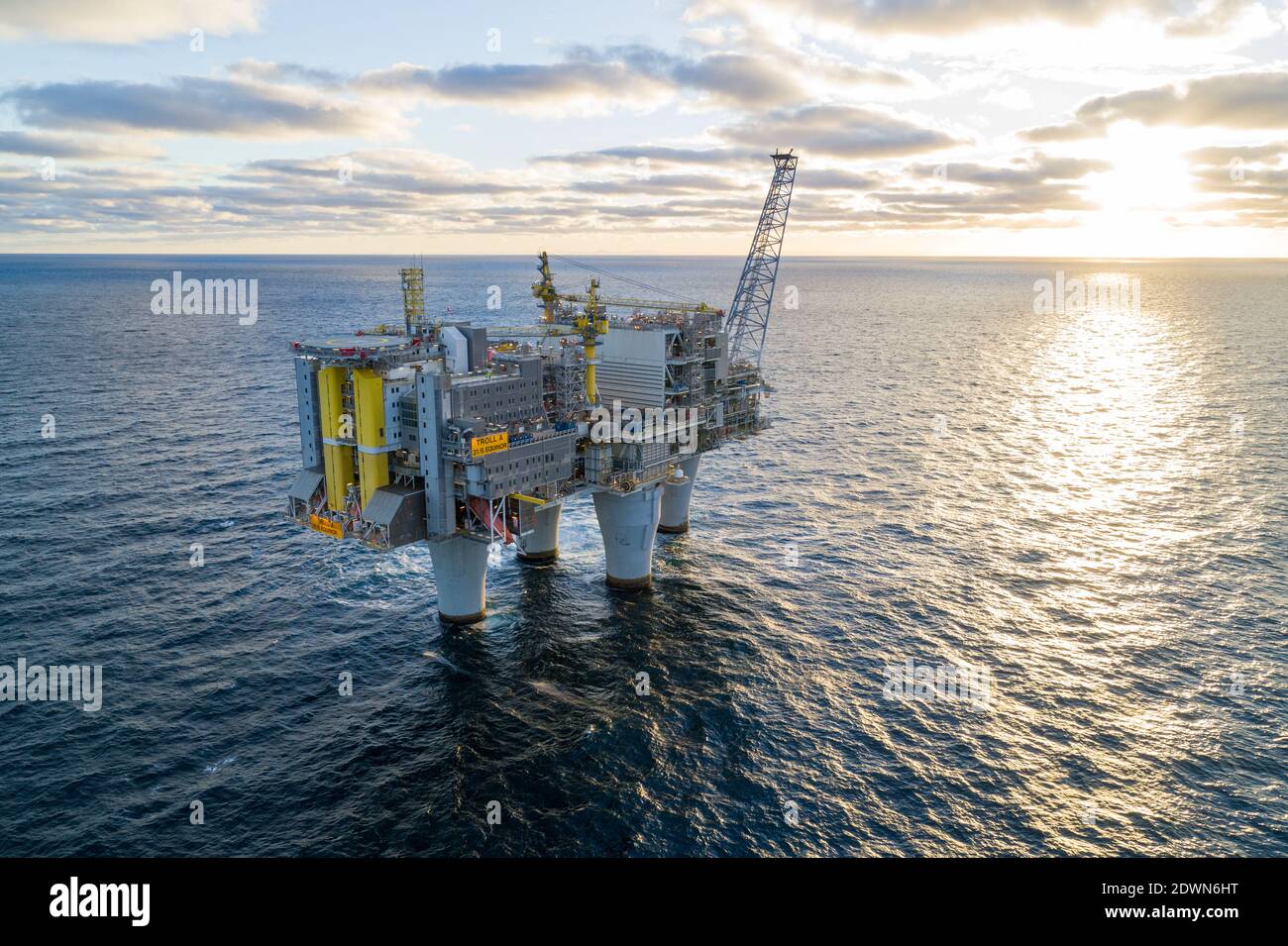 Handout photo datato 26 agosto 2020 del Troll UNA piattaforma di gas naturale offshore nel campo di gas Troll al largo della costa occidentale della Norvegia. Martedì la Corte Suprema norvegese ha sfidato i gruppi ambientalisti che tentano di fermare l'esplorazione petrolifera nell'Artico, dopo una storica battaglia sugli impegni assunti dal paese in materia di cambiamento climatico. Con un voto di 11 a quattro, la corte superiore ha respinto l'argomento di due organizzazioni, Greenpeace e Young Friends of the Earth Norway, che ha affermato che la concessione di 10 licenze di esplorazione petrolifera nel Mare di Barents nel 2016 era incostituzionale. Foto via ABACAPRESS.CO Foto Stock