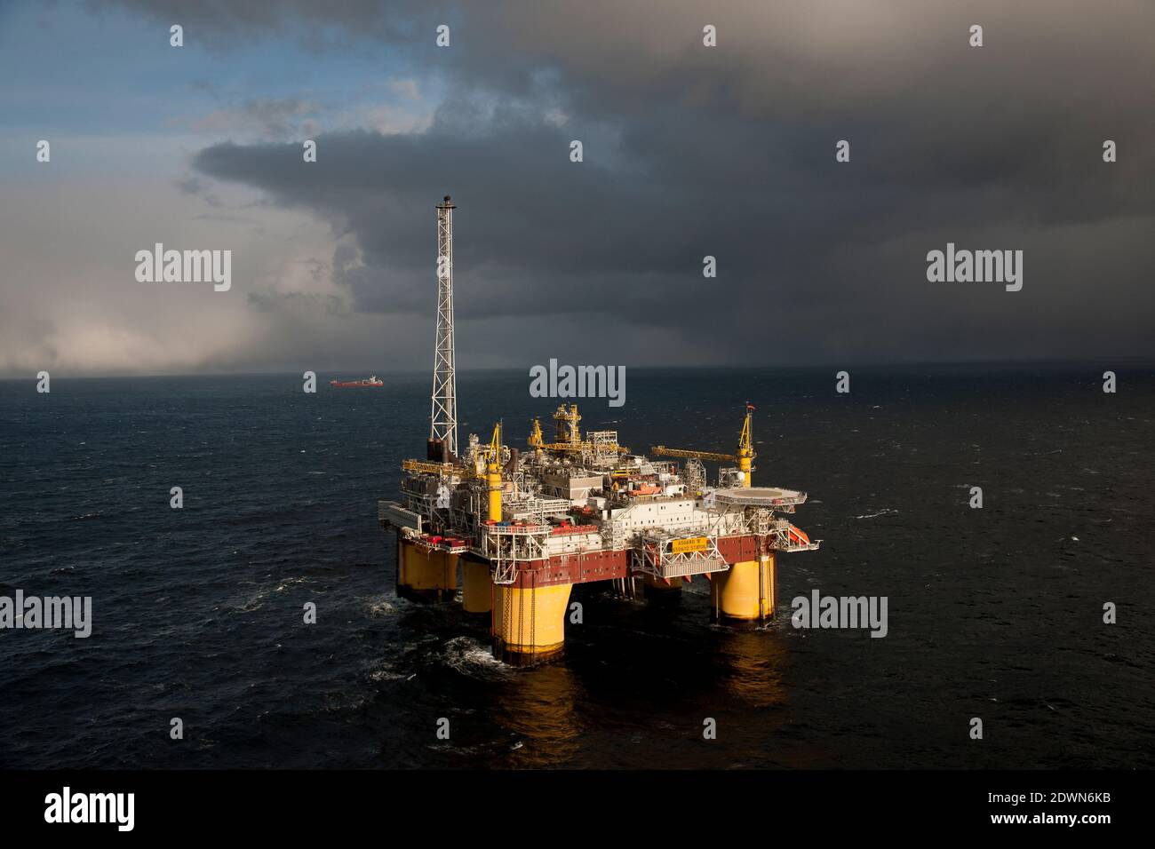 Handout foto del 14 ottobre 2010 della piattaforma di trattamento dei gas e dei condensati semisommergibili Asgard B nel Mare di Norvegia. Martedì la Corte Suprema norvegese ha sfidato i gruppi ambientalisti che tentano di fermare l'esplorazione petrolifera nell'Artico, dopo una storica battaglia sugli impegni assunti dal paese in materia di cambiamento climatico. Con un voto di 11 a quattro, la corte superiore ha respinto l'argomento di due organizzazioni, Greenpeace e Young Friends of the Earth Norway, che ha affermato che la concessione di 10 licenze di esplorazione petrolifera nel Mare di Barents nel 2016 era incostituzionale. Foto tramite ABACAPRESS.COM Foto Stock