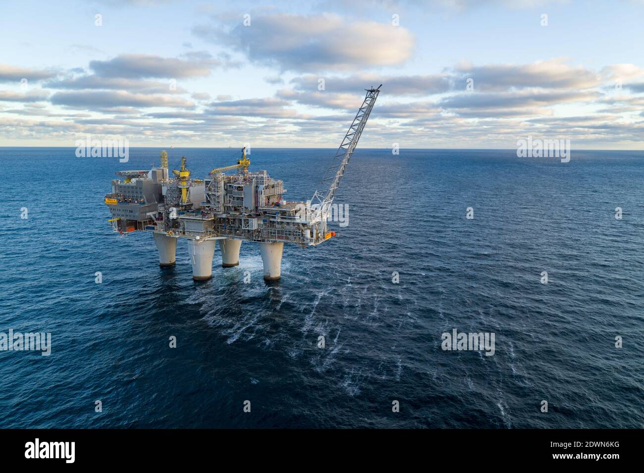 Handout photo datato 26 agosto 2020 del Troll UNA piattaforma di gas naturale offshore nel campo di gas Troll al largo della costa occidentale della Norvegia. Martedì la Corte Suprema norvegese ha sfidato i gruppi ambientalisti che tentano di fermare l'esplorazione petrolifera nell'Artico, dopo una storica battaglia sugli impegni assunti dal paese in materia di cambiamento climatico. Con un voto di 11 a quattro, la corte superiore ha respinto l'argomento di due organizzazioni, Greenpeace e Young Friends of the Earth Norway, che ha affermato che la concessione di 10 licenze di esplorazione petrolifera nel Mare di Barents nel 2016 era incostituzionale. Foto via ABACAPRESS.CO Foto Stock