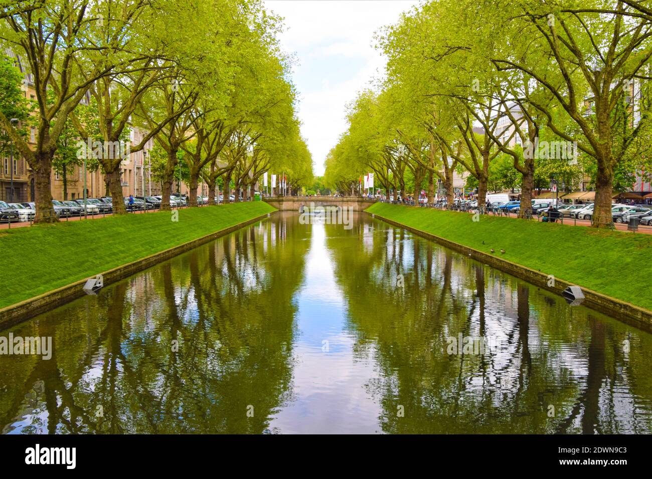 Konigsallee Canal Reflection, Dusseldorf, Germania Foto Stock