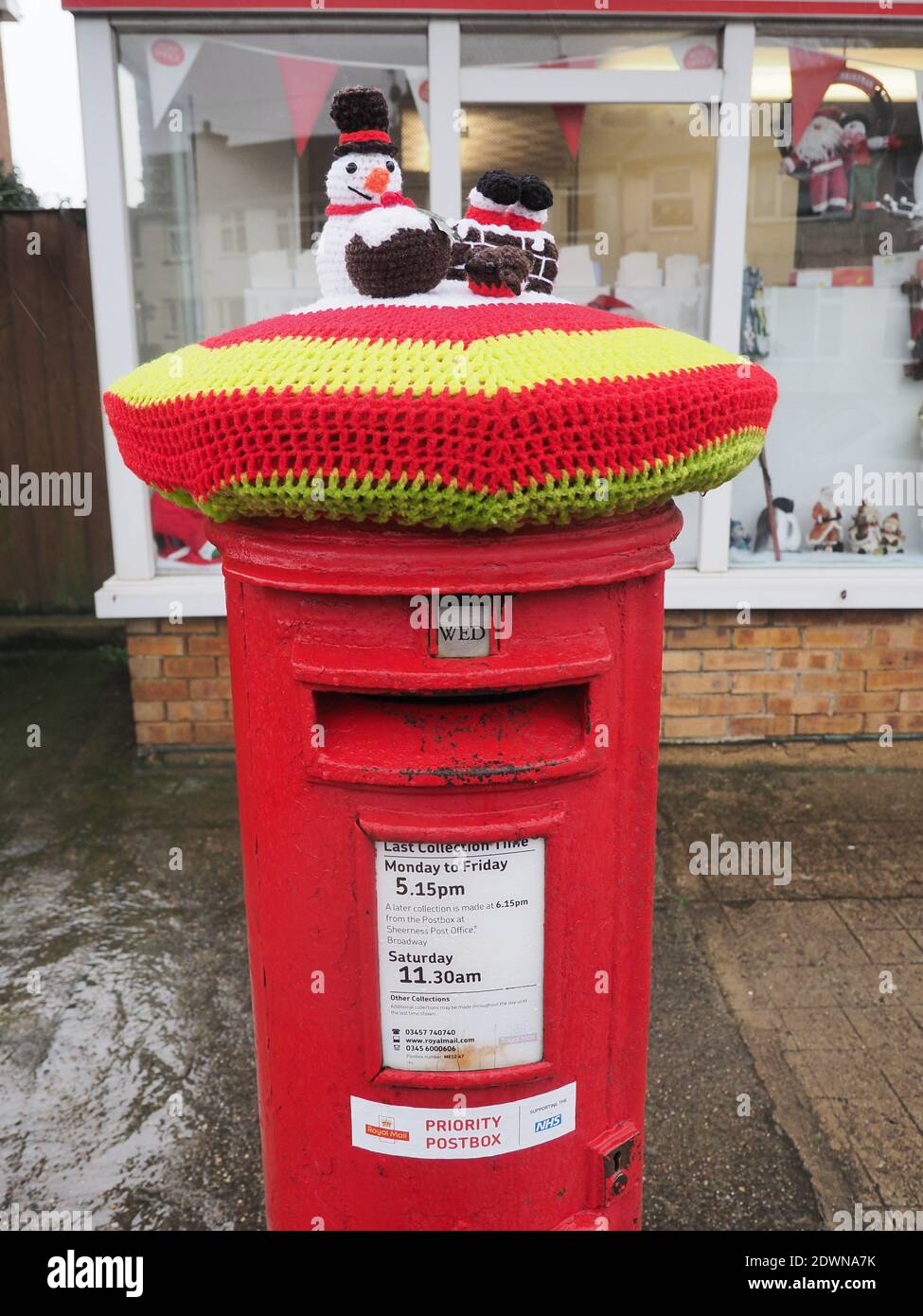 Minster on Sea, Kent, Regno Unito. 23 dicembre 2020. Un topper natalizio accoccolato è apparso sulla casella postale fuori dall'ufficio postale Minster on Sea di Kent in una tendenza che viene replicata in tutto il paese. Credit: James Bell/Alamy Live News Foto Stock