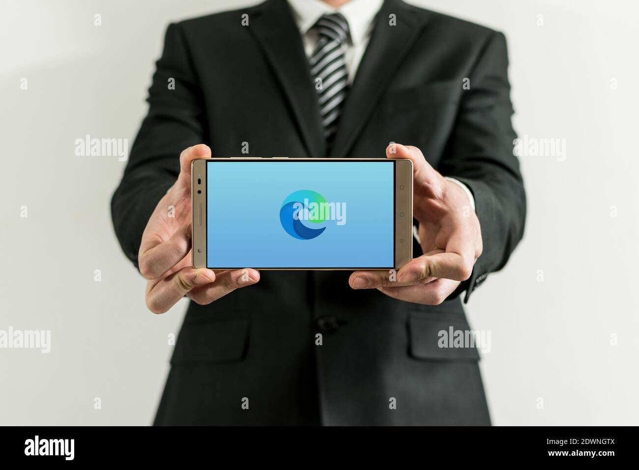 BIRRA SHEVA, ISRAELE - 18 dicembre 2020: Birra Sheva, Israele. 2 aprile 2020. Giovane dirigente in tuta e cravatta, mostra un cellulare con il logo Microsoft Edge Foto Stock