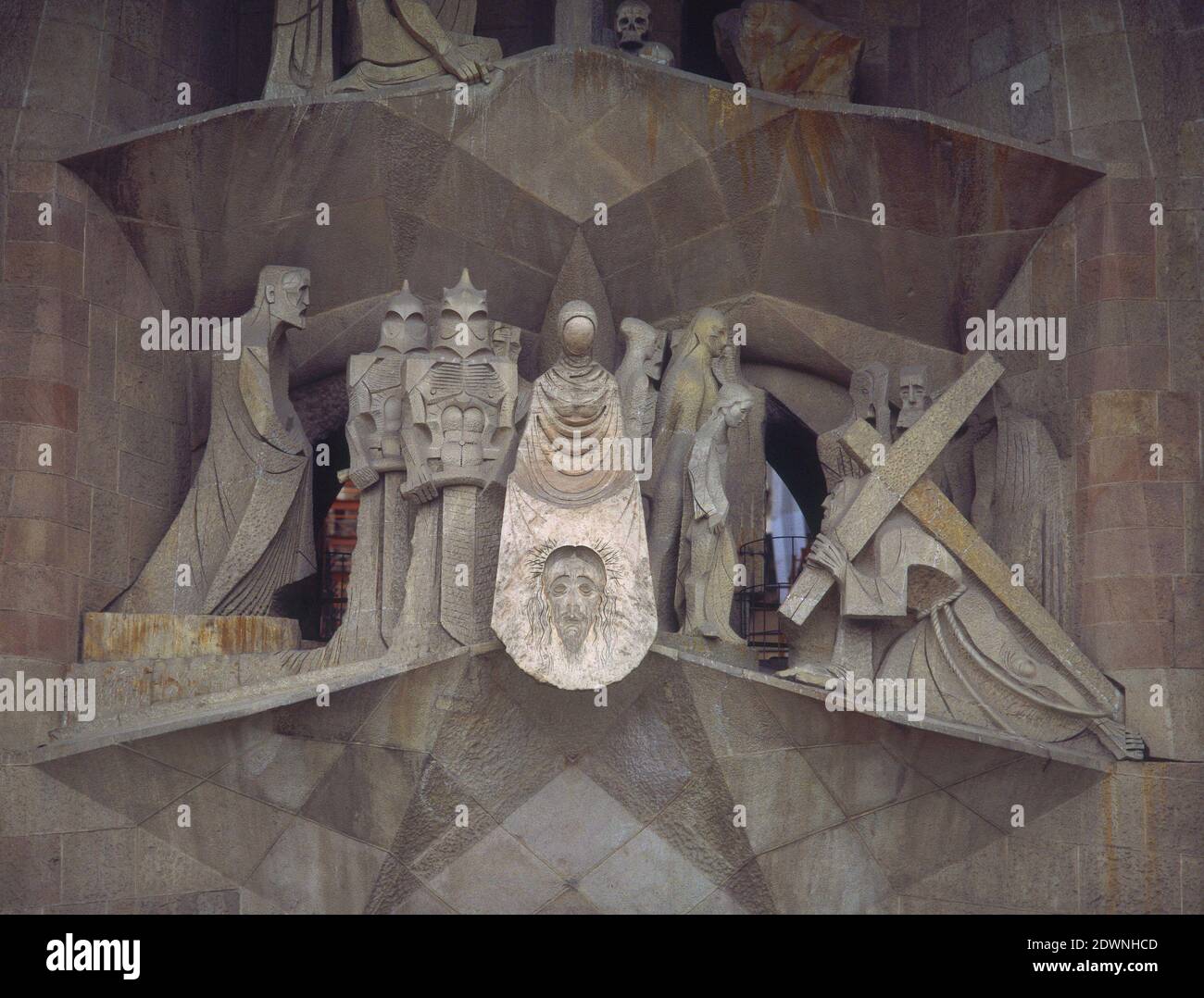 DEVIAZIONE DE LA FACHADA DE LA PASION - S XX. AUTORE: JOSEP MARIA SUBARACHS. Località: SAGRADA FAMILIA. Barcellona. SPAGNA. SANTA VERONICA. Foto Stock