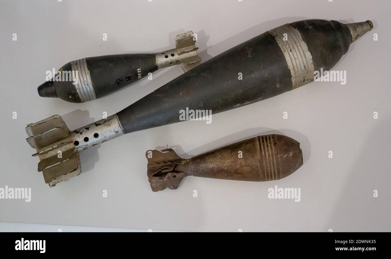 Ucraina, Kiev - 1 dicembre 2020: Vecchi gusci militari e bombe. Forte atillery. Un set di armi. Cartucce d'arma. Bomba, proiettile, missile da Foto Stock