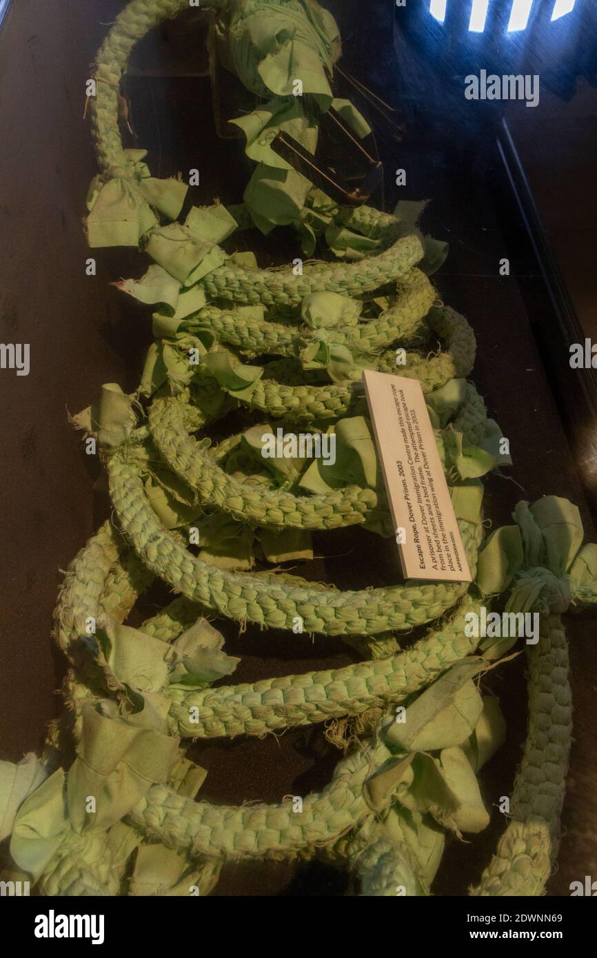 Corda di fuga fatta da un prigioniero al dover immigrazione Center da lenzuola (2003), National Justice Museum, Nottingham, Notts, UK. Foto Stock