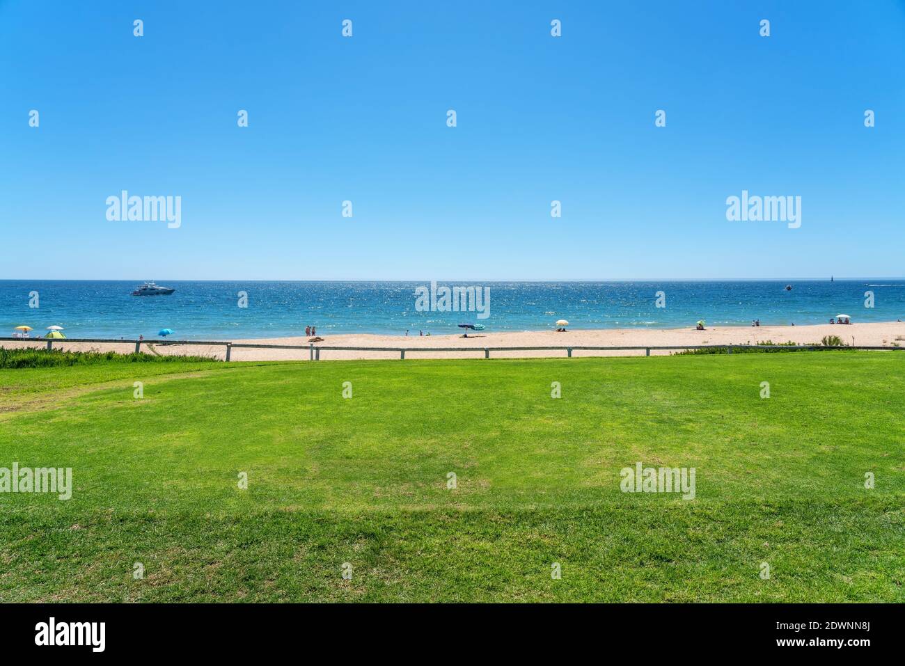 Resort spiagge di lusso, campi da golf con palme, con vista sul mare per i turisti a rilassarsi. Foto Stock