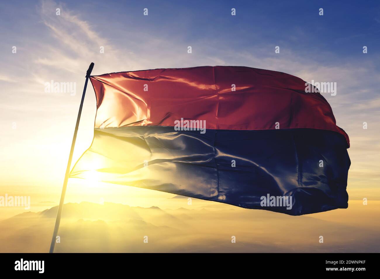 Zoutleeuw del Brabante fiammingo del Belgio che sventola la bandiera nebbia all'alba Foto Stock