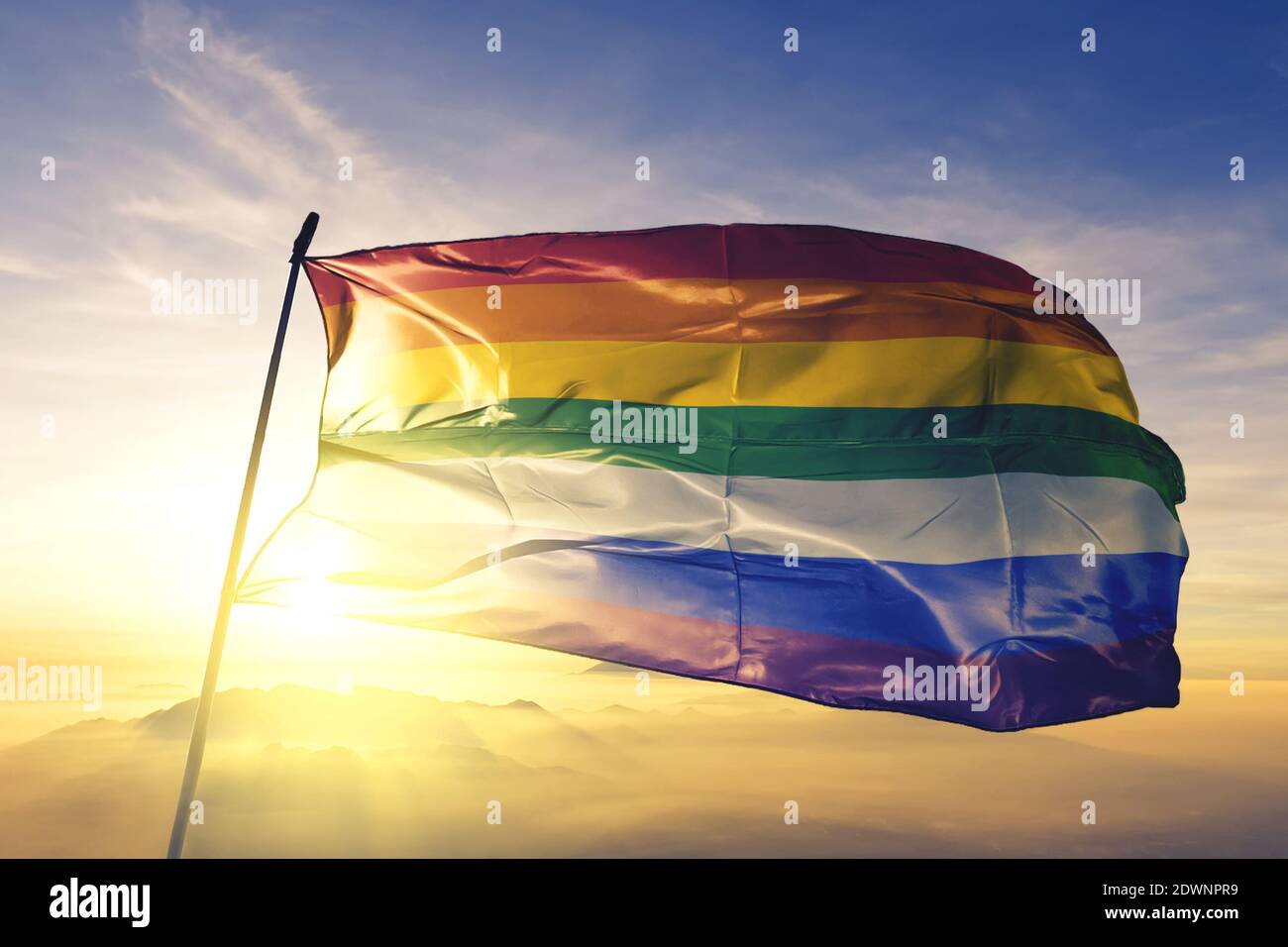 Cusco della bandiera del Perù sventolando sulla cima della nebbia alba nebbia Foto Stock