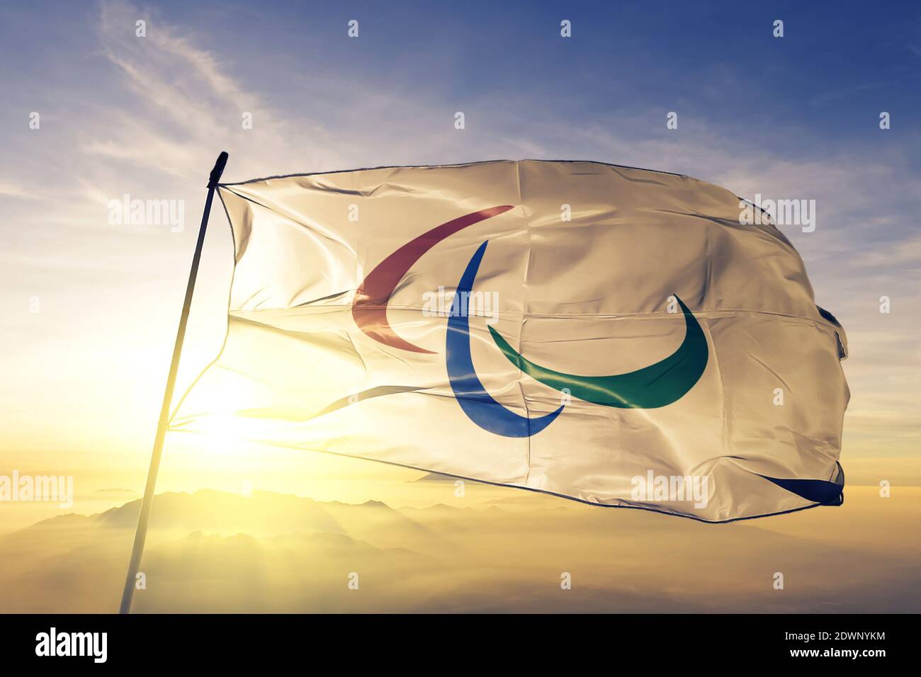 IPC International Paralimpic Committee bandiera che fa sventolare l'alba nebbia nebbia Foto Stock