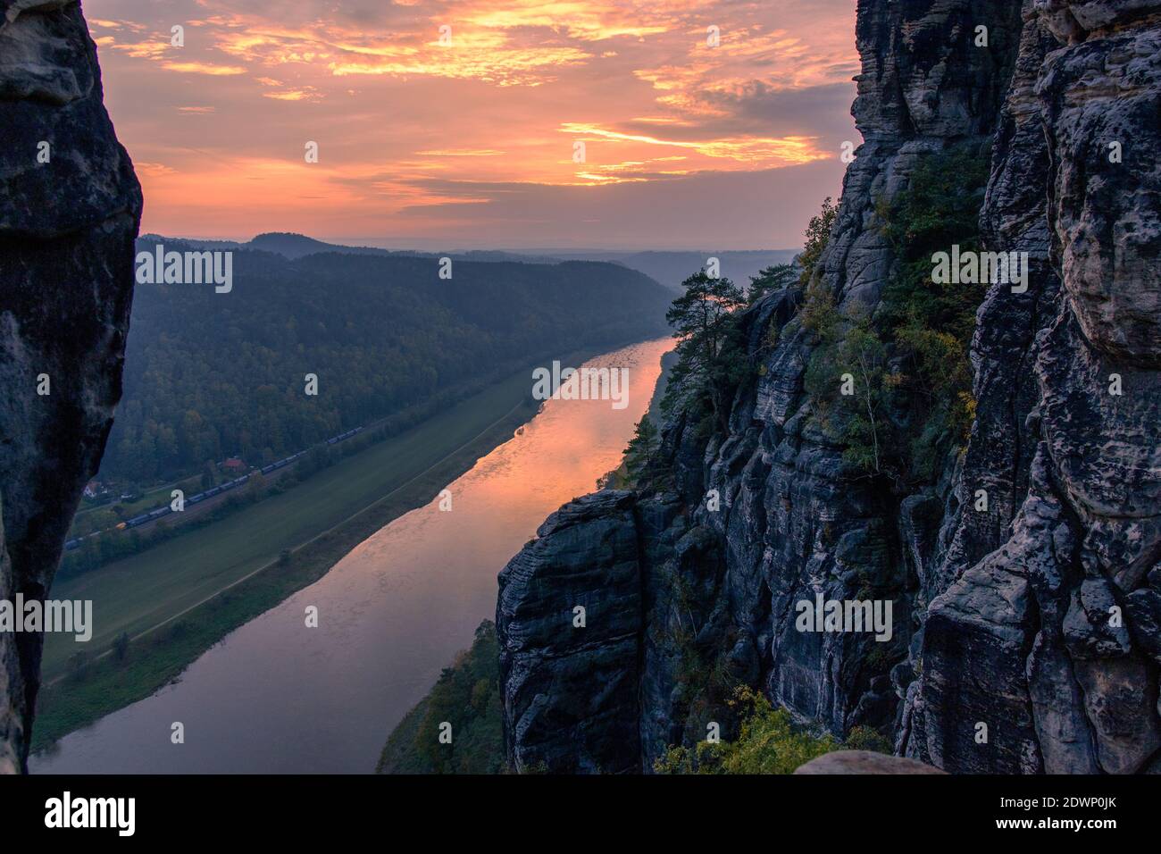 vista panoramica del fiume elba vicino a rathen al tramonto dal famoso ponte di bastei, svizzera sassone, sassonia, germania orientale Foto Stock