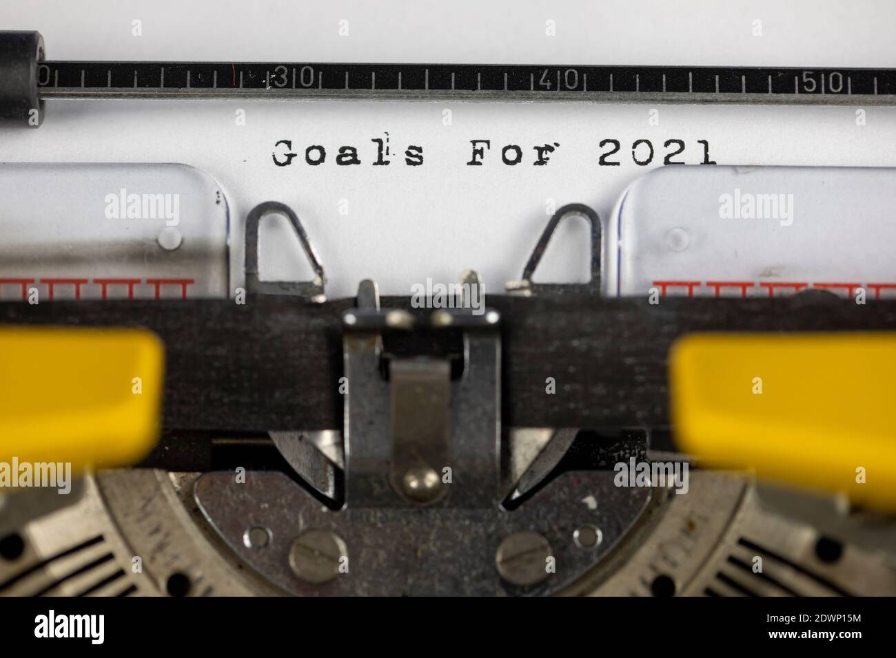 Obiettivi per il 2021 scritti su una vecchia macchina da scrivere Foto Stock Obiettivi per il 2021 scritti su una vecchia macchina da scrivere Foto Stock