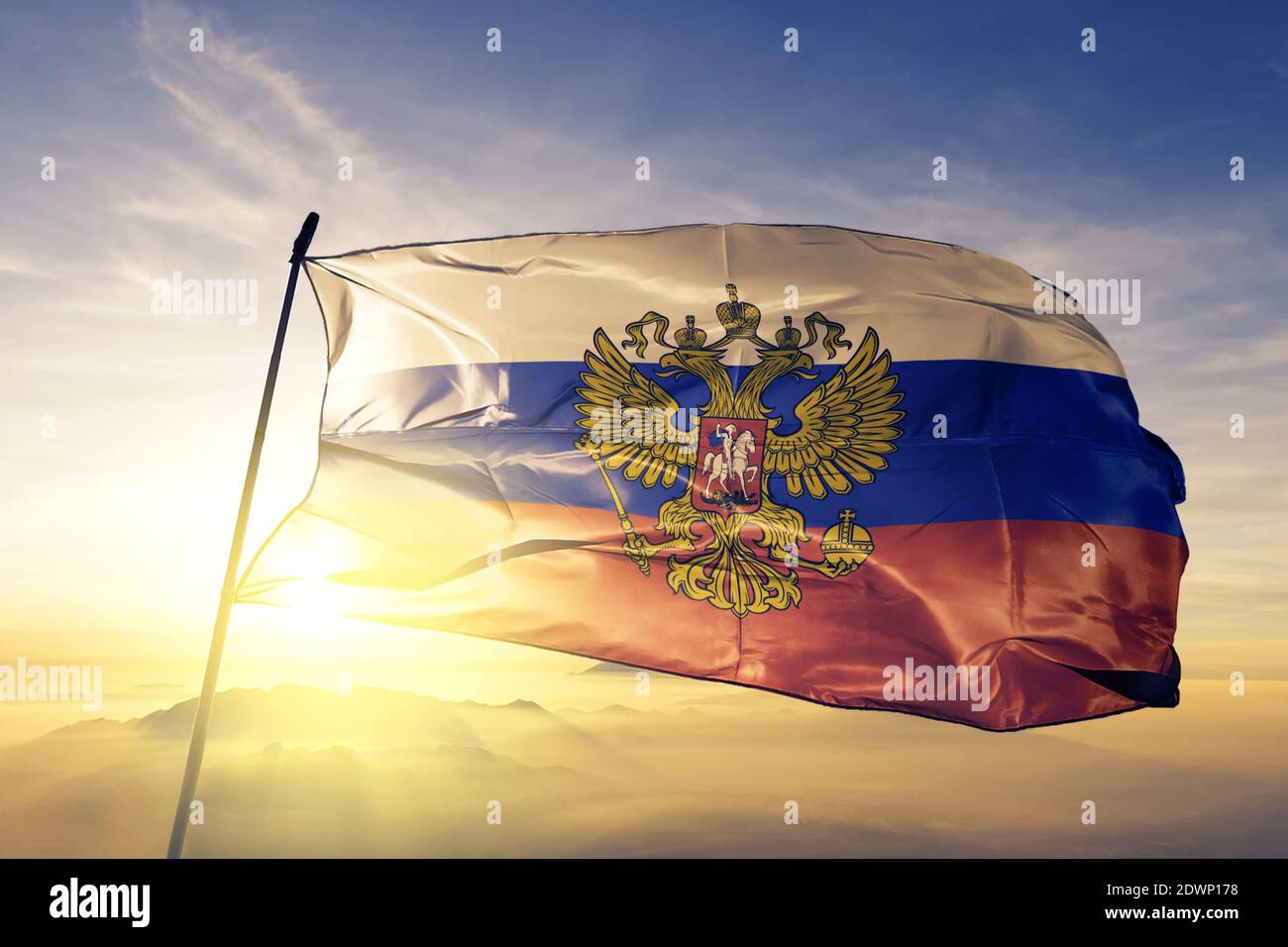 Russia con stemma che sventola sulla cima nebbia all'alba Foto Stock