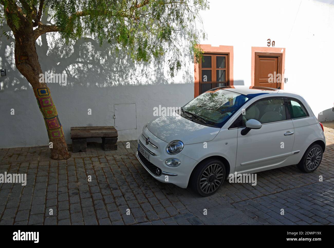 Auto a motore bianca Fiat 500 parcheggiata in Via del Villaggio di Sainish. Foto Stock